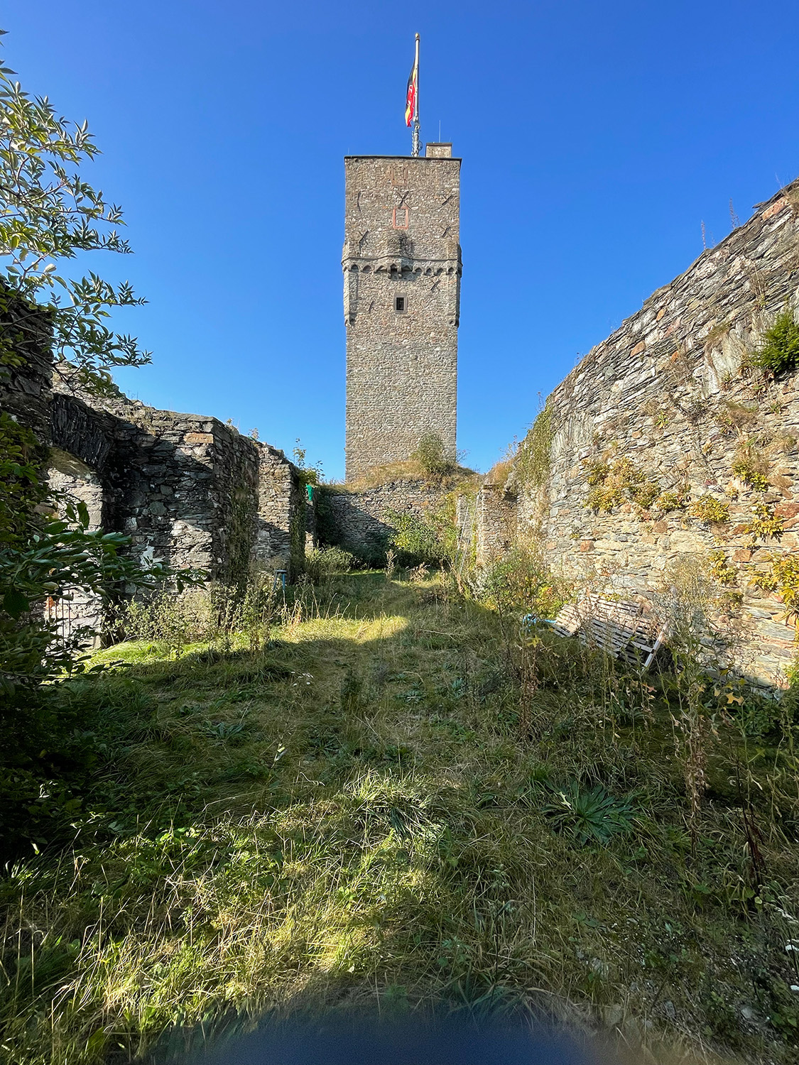 Blick in den Palas (Rittersaal) und auf den quadratischen Turm (Bergfried)