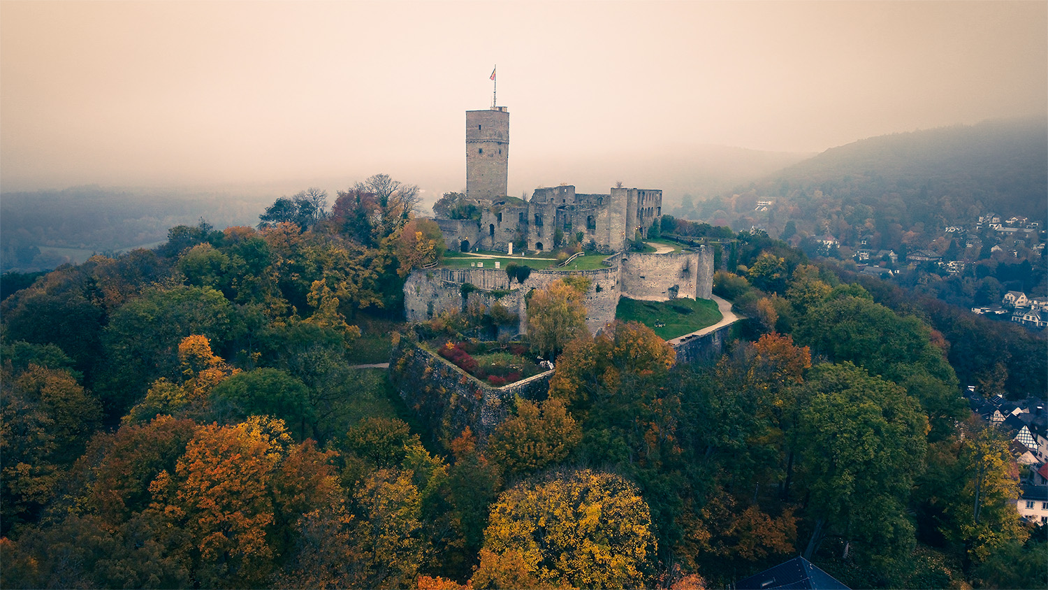Drohnenaufnahme von der Burgruine Königstein im Herbst