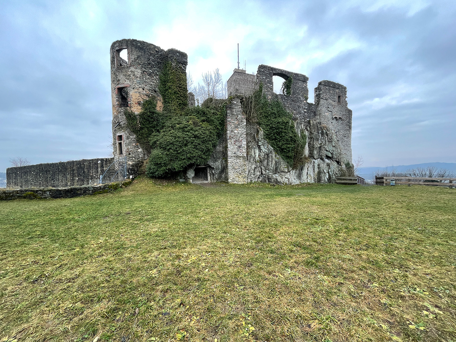 Blick auf die Kernburg der Burgruine Königstein
