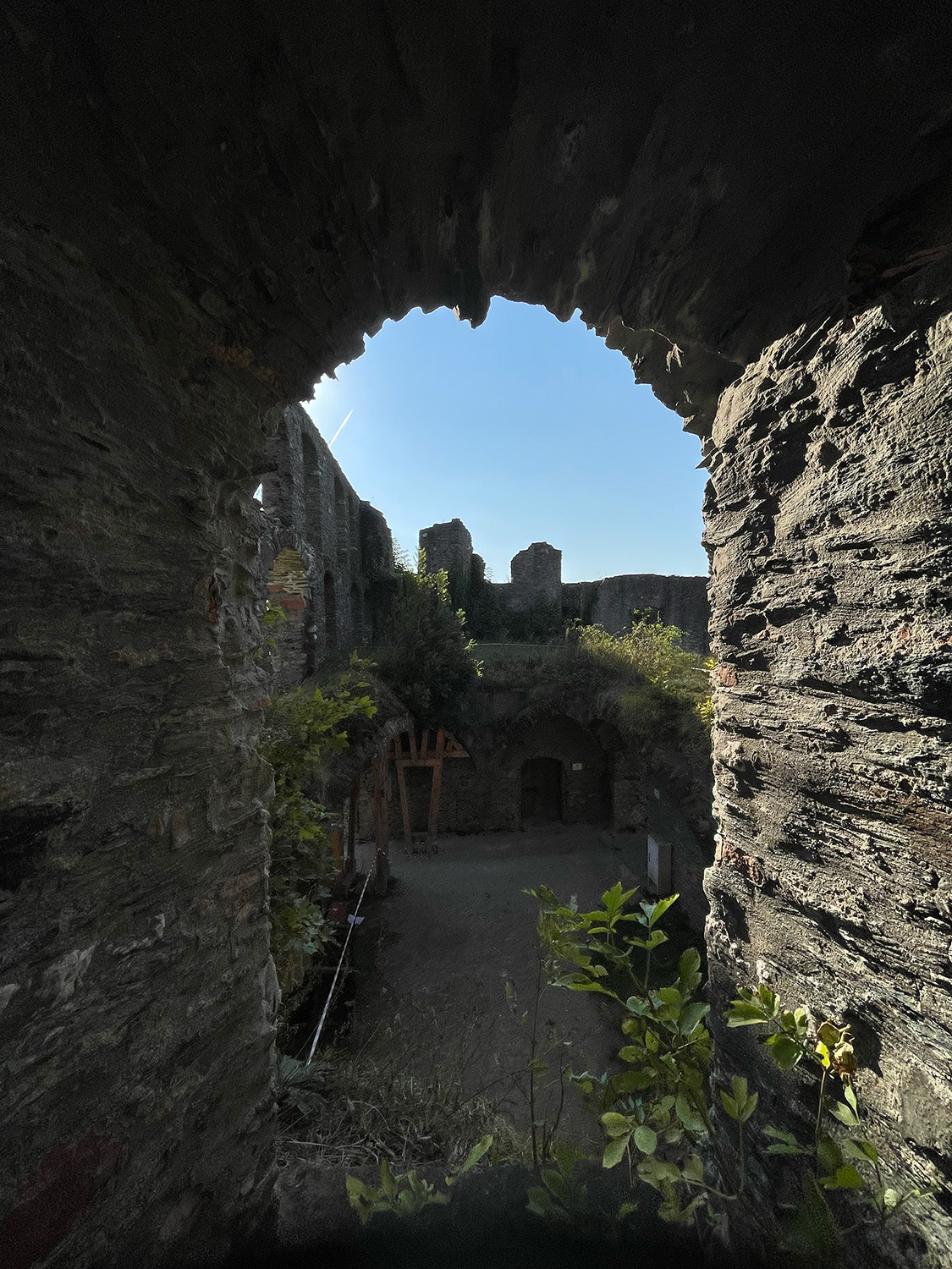 Blick aus einem Fenster in das ursprüngliche Speisegewölbe der Burgruine Königstein