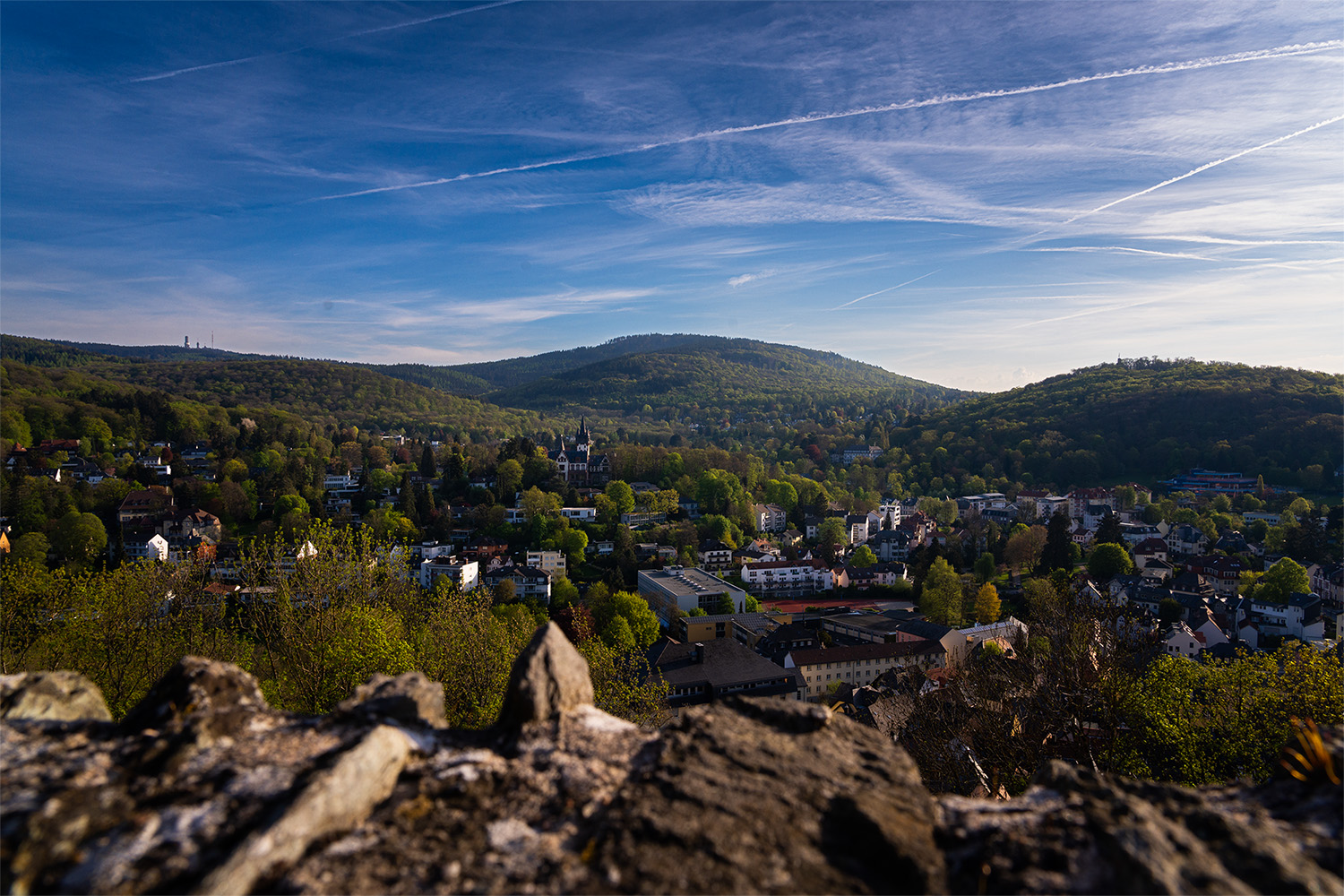 Blick von der Burgruine Königstein auf die Altstadt von Königstein, mit der Villa Andrae und dem Altkönig