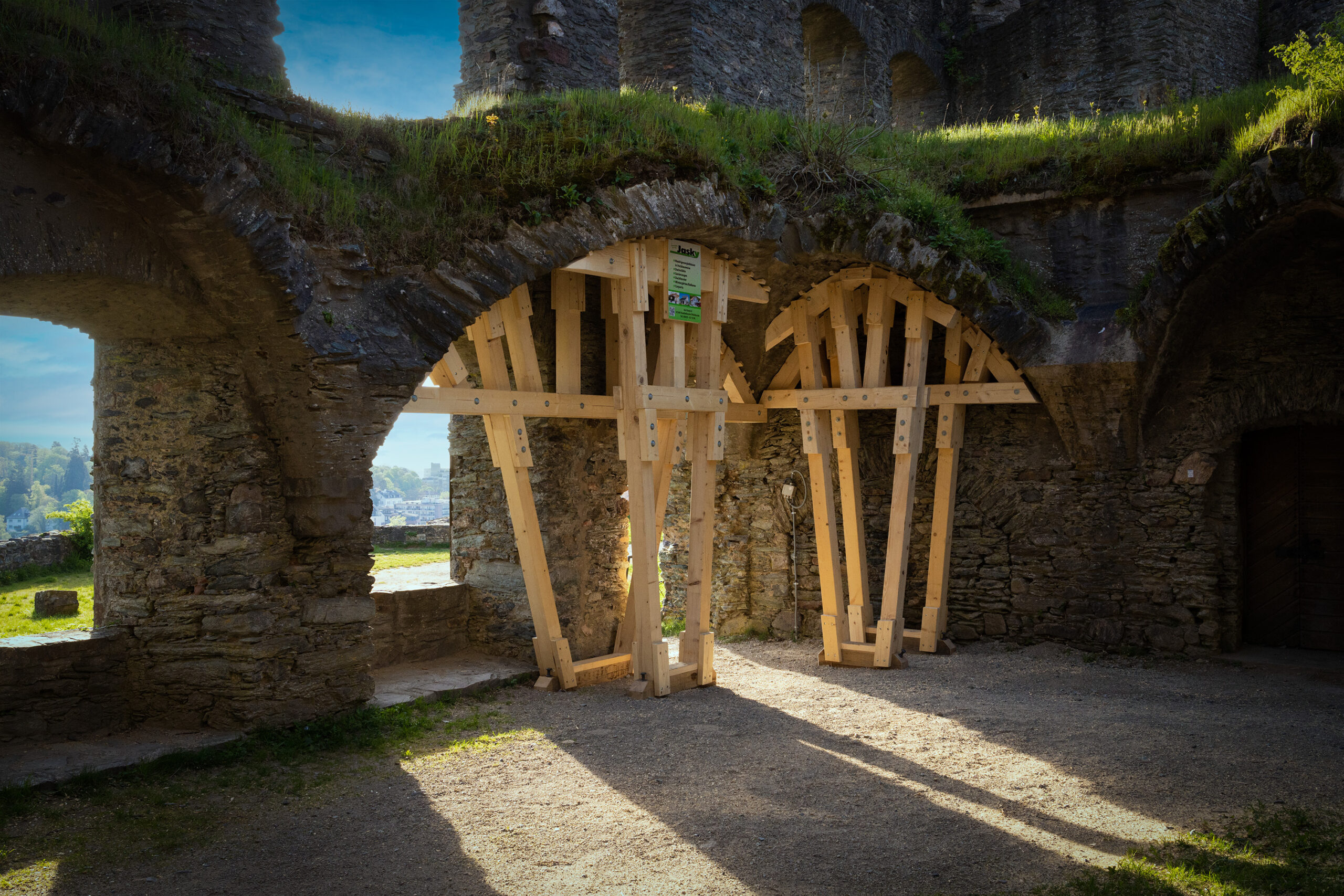 Historisch nachempfundene Stützgerüste für die Gewölbereste im einstigen Speisegewölbe der Burgruine Königstein