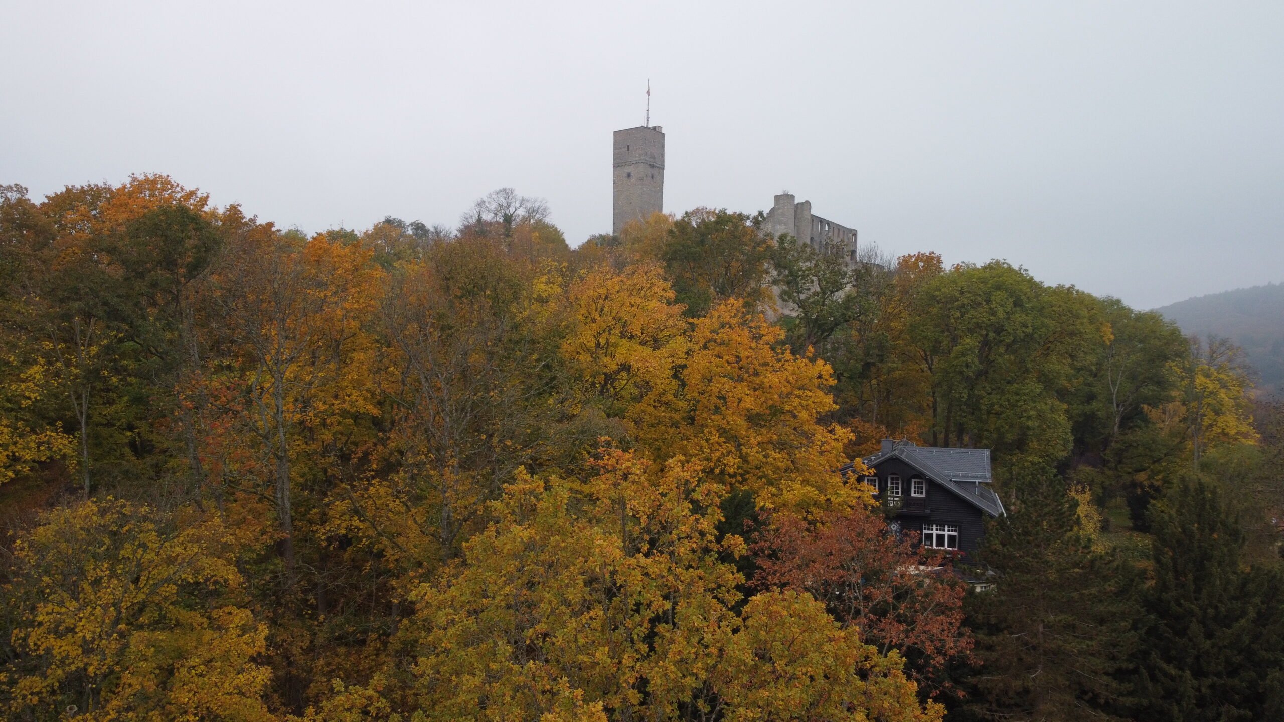 Blick auf die Burgruine Königstein im Herbst